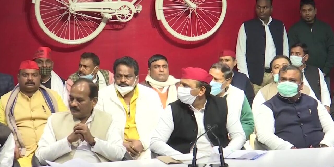 UP की राजनीति में घमासान, योगी सरकार के एक और पूर्व मंत्री दारा सिंह चौहान साइकिल पर सवार