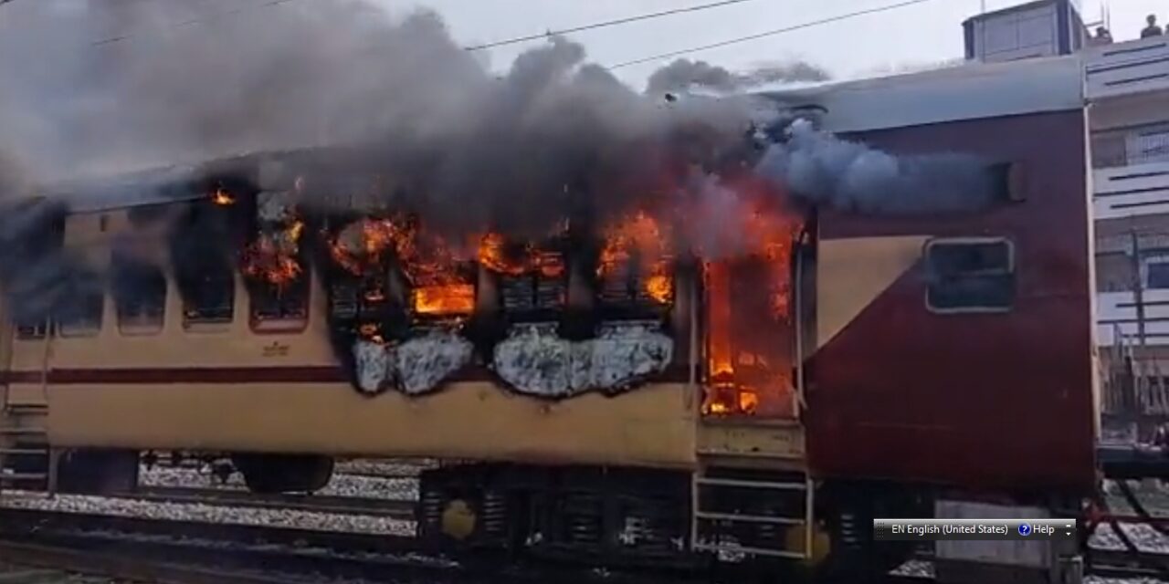 RRB NTPC: बिहार में छात्रों का बवाल जारी, गया में पैसेंजर ट्रेन को किया आग के हवाले…देखें VIDEO