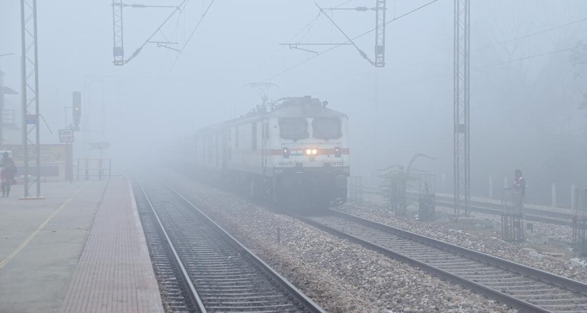 उत्तर भारत में कड़ाके की ठंड और कोहरे का कहर, रेलवे ने रद्द कर दी 500 ट्रेनें