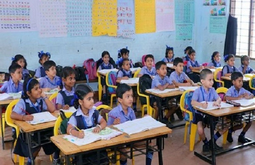 दिल्ली में कोरोना मामलों में गिरावट: सोमवार से स्कूल जा सकेंगे नर्सरी से 8वीं तक बच्चे