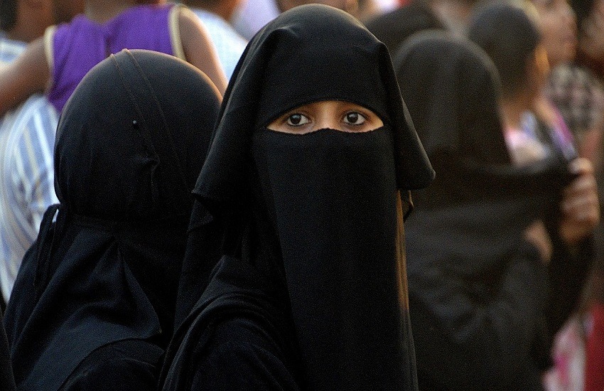 Hijab Case: कर्नाटक हाईकोर्ट में वकील की दलील- जब पगड़ी और बिंदी की इजाजत तो हिजाब बैन क्यों?