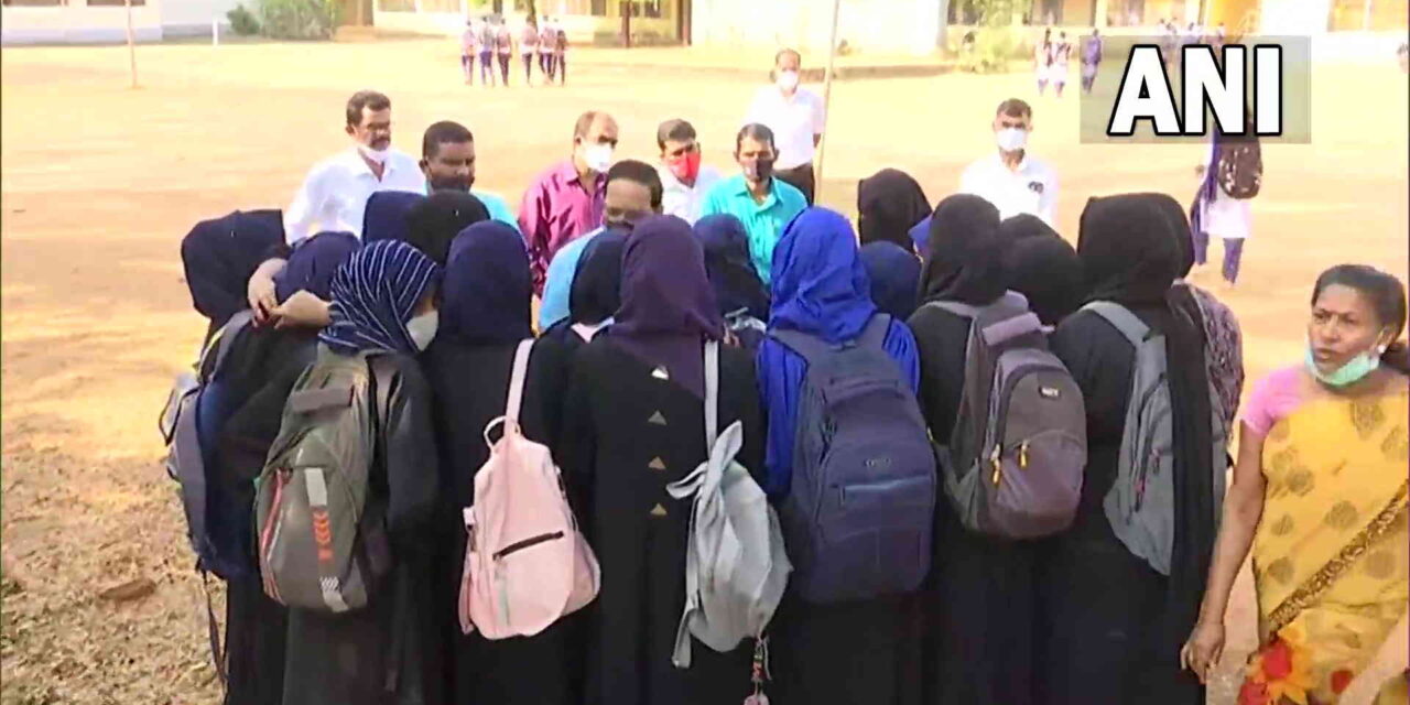 Karnataka Hijab Controversy: हिजाब पहनने वाली छात्राओं को कॉलेज परिसर में मिला प्रवेश