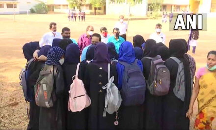 Karnataka Hijab Controversy: हिजाब पहनने वाली छात्राओं को कॉलेज परिसर में मिला प्रवेश
