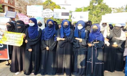 Karnataka Hijab Controversy: हाई कोर्ट ने छात्रों से मामला सुलझने तक हिजाब ना पहनने को कहा