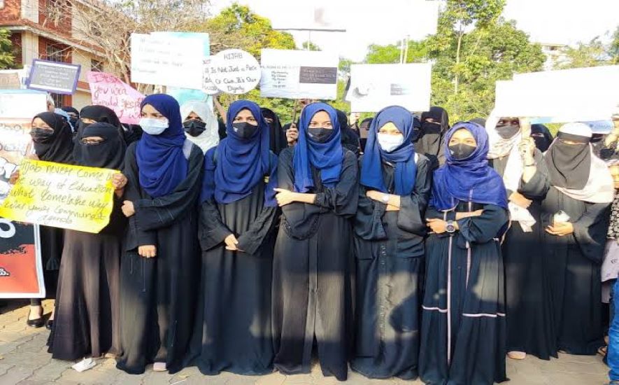 Karnataka Hijab Controversy: हाई कोर्ट ने छात्रों से मामला सुलझने तक हिजाब ना पहनने को कहा
