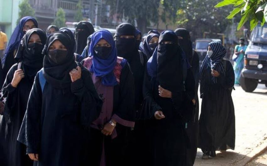 Hijab Controversy: कर्नाटक सरकार ने एचसी को बताया, हिजाब पहनने का अधिकार आर्टिकल 25 के तहत नहीं आता