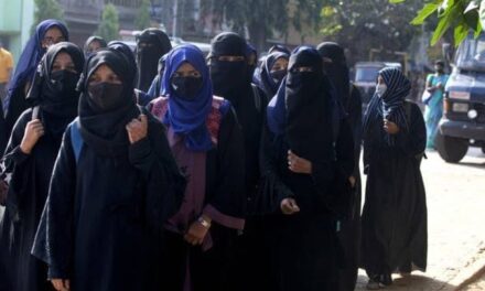 Karnataka Hijab Row: स्कूली लड़कियों ने राज्य के फरमान के जवाब में किया परीक्षा का बहिष्कार