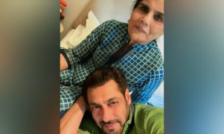 माँ की गोद में जन्नत, सलमान खान ने माँ के साथ शेयर की फोटो