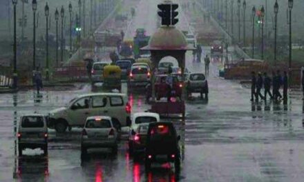 देश की राजधानी दिल्ली में बारिश के साथ कुछ ओले पड़ने से बिगड़ा मौसम –