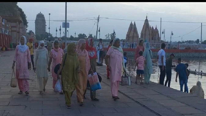 साल के सबसे काले दिन अमावस्या पर सैकड़ों लोग दो पवित्र झीलों के दर्शन करने आते हैं।