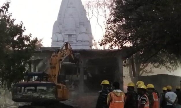 भारत के इंदौर में एक मंदिर पर बुलडोजर चला और बावड़ी में गिरने से 36 लोगों की मौत हो गई।