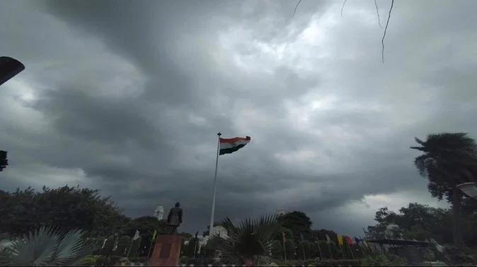 दिल्ली-एनसीआर के कुछ हिस्सों में पूरे एक हफ्ते तक बादल छाए रहेंगे, बारिश और हवा चलेगी।