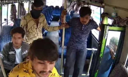 लोगों के एक समूह ने इंदौर में यात्रियों से भरी एक बस का अपहरण कर लिया और अपहरण के दौरान वे कुछ घंटों के लिए शहर में घूमने में सफल रहे।