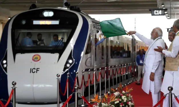 पीएम मोदी एक दिवसीय दौरे पर भोपाल पहुंचे और वंदे भारत एक्सप्रेस ट्रेन को हरी झंडी दिखाएंगे.