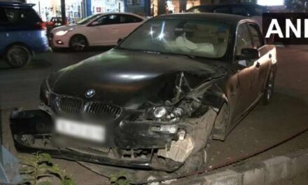 बीएमडब्ल्यू कार के चालक की पत्नी ने स्कूटी उड़ाई, युवक की मौत; पुलिसकर्मी गिरफ्तार