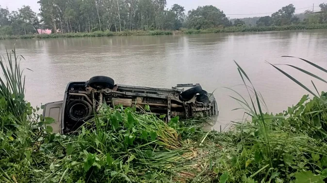खटीमा में शारदा नदी में गिरी कार, तीन बच्चों समेत पांच लोगों की मौत, पुलिस ने निकाले शव