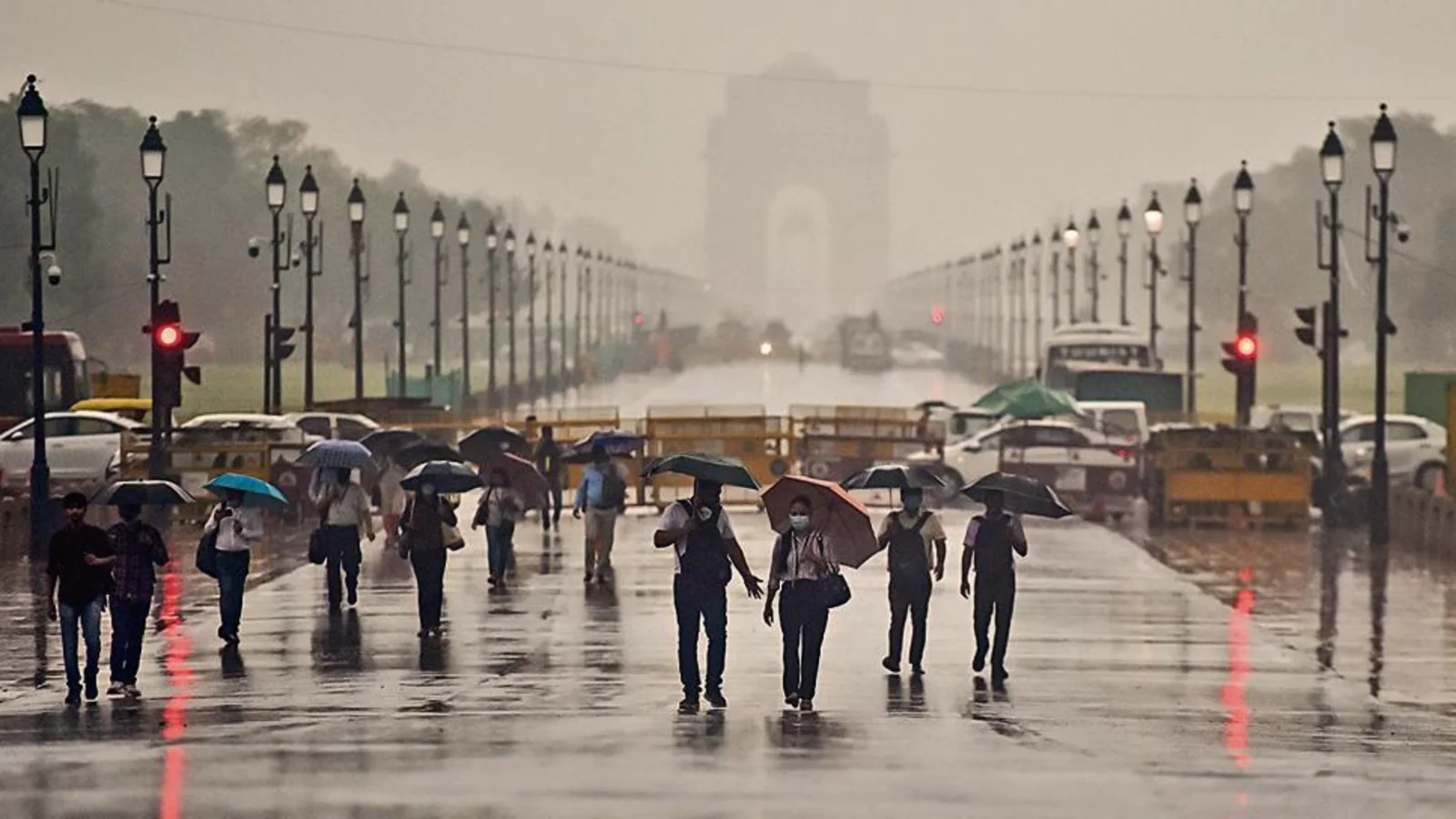 बारिश से दिल्ली-एनसीआर में तापमान में गिरावट आई है, जिससे मौसम में ठंडक आ गई है।