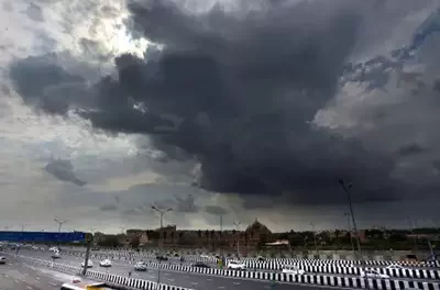 दिल्ली-एनसीआर में छाए बादल, सुहावना मौसम; लोग आग में आराम महसूस करते हैं
