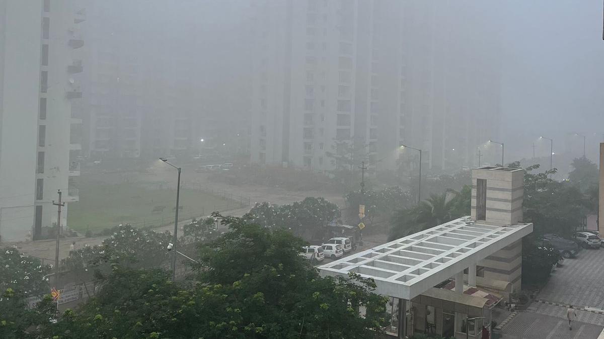 मई में, दिल्ली-एनसीआर में कोहरा छाया रहा और केवल तीन दिनों में 30 दिनों की बारिश पूरी हो गई। आज भी बारिश जारी रहने की उम्मीद है।