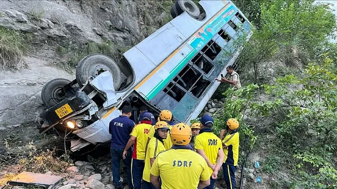हरिद्वार में 41 यात्रियों से भरी बस खाई में गिरी, मासूम समेत दो की मौत, ऋषिकेश के पास भी दुर्घटनाग्रस्त
