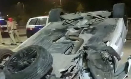 सुनसान सड़क पर टायर फटने से पलटी बीएमडब्ल्यू कार, एयरबैग ने बचाई जान
