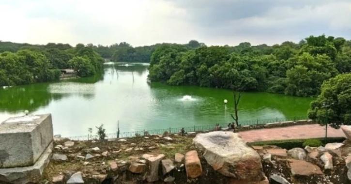दिल्ली में कुछ झीलें हुआ करती थीं, लेकिन अब इसमें कई और हैं और इसे ‘झीलों का शहर’ कहा जा रहा है। सरकार भविष्य में और भी झीलें बनाना चाहती है।