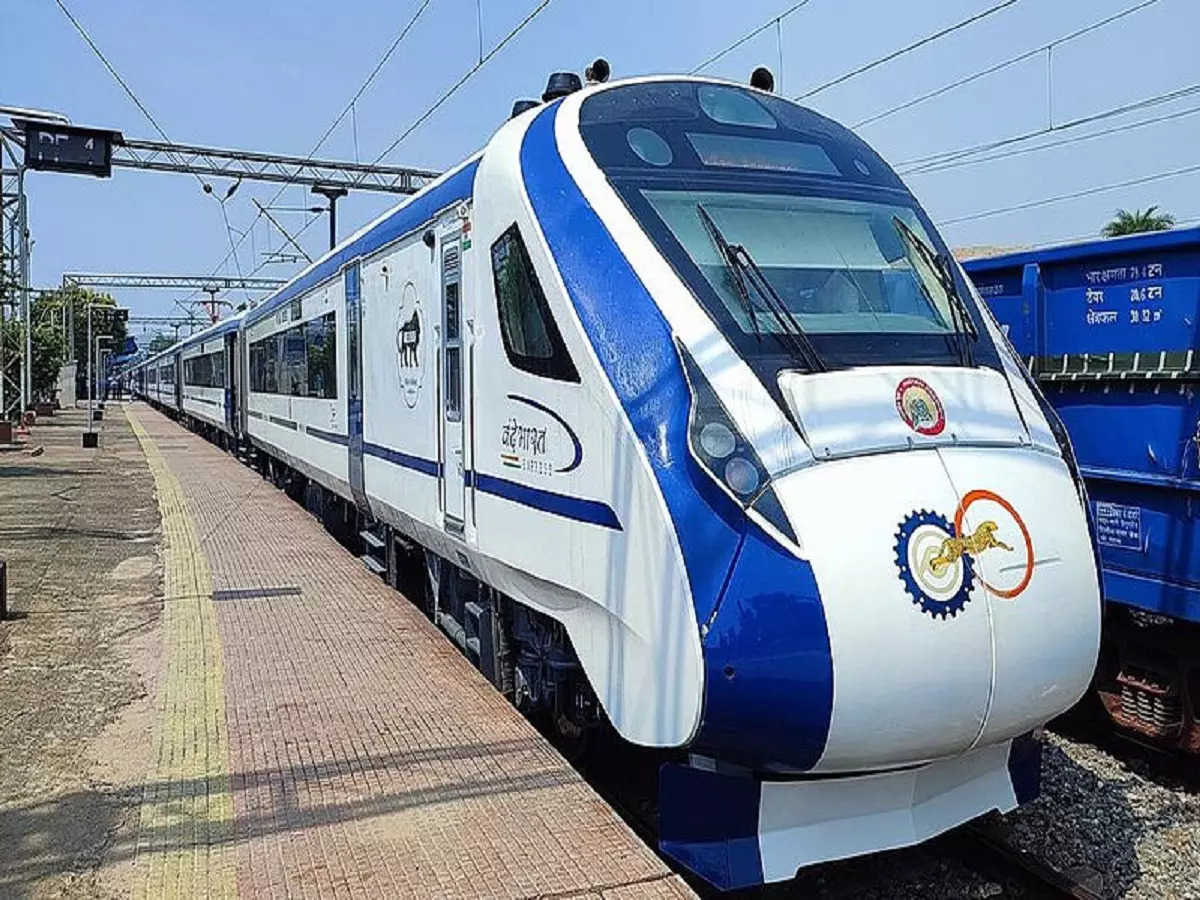 देहरादून पहुंची वंदे भारत ट्रेन, दून से दिल्ली के बीच ट्रायल रन आज, 25 को भव्य उद्घाटन