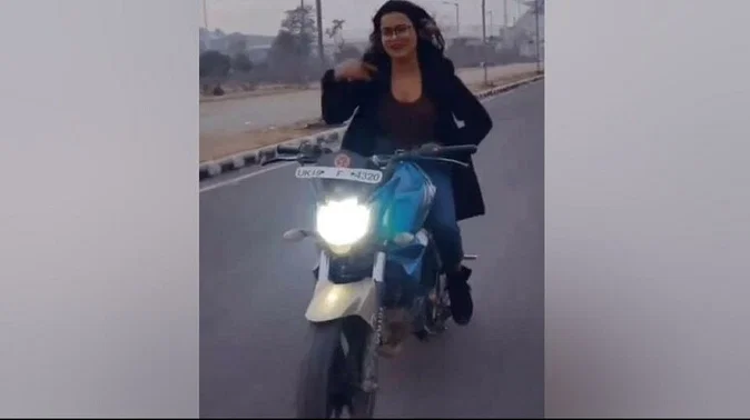 गढ़वाली गाने पर लड़की ने चलती बाइक पर दोनों हाथों से किया स्टंट, वीडियो हुआ वायरल तो थाने में मांगी माफी