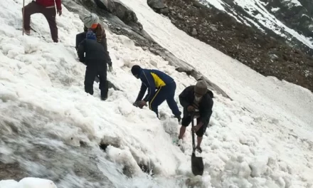 ग्लेशियर खिसकने से यात्रा मार्ग बंद, बर्फ में दबा लापता श्रद्धालु का शव बरामद