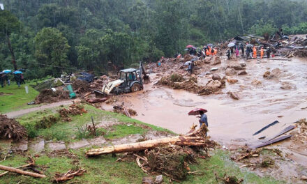 केरल में मानसून का प्रकोप; बारिश के कारण भूस्खलन और बाढ़ आती है