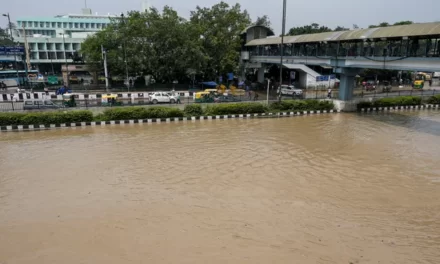 Delhi Yamuna : उफनती यमुना के कारण दिल्ली रुकी, जाम वाले बाढ़ द्वारों को खोलने की होड़