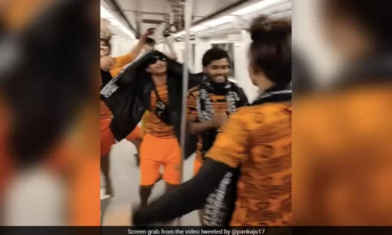 दिल्ली मेट्रो में नाचते हुए कांवरियों का वीडियो वायरल