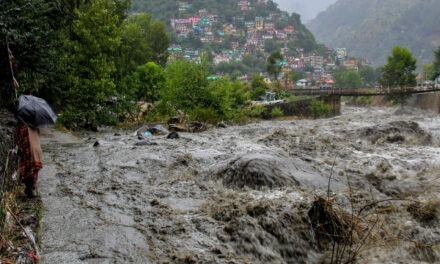 मानसून संकट: उत्तर में बारिश से सड़कें और भारी बारिश के कारण लोगों की होई मौत