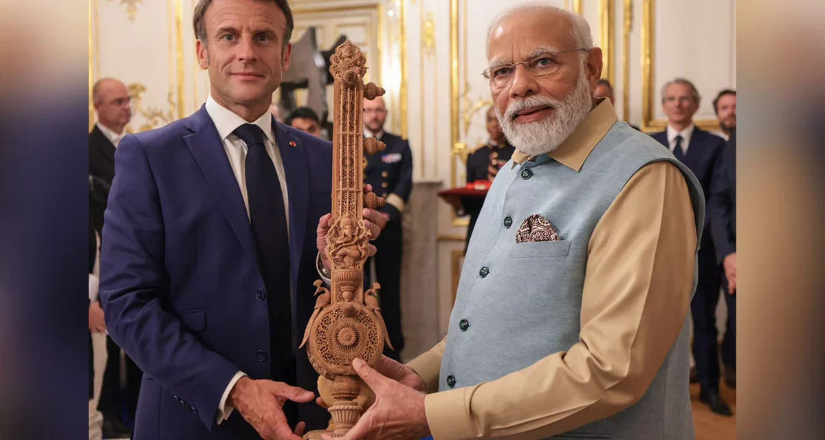 PM Modi : मैक्रॉन के लिए सितार, उनकी पत्नी के लिए सिल्क: पीएम मोदी का फ्रेंच कनेक्शन उपहार