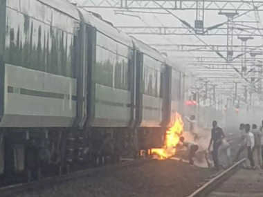 भोपाल-दिल्ली वंदे भारत एक्सप्रेस में आग लग गई, 22 यात्री सवार