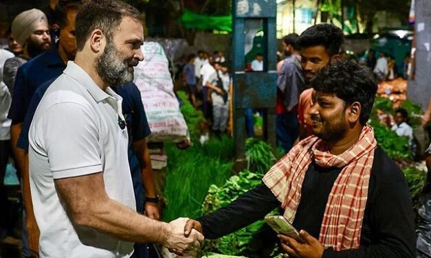 Rahul Gandhi ने आजादपुर सब्जी मंडी का दौरा किया, विक्रेताओं से बातचीत की