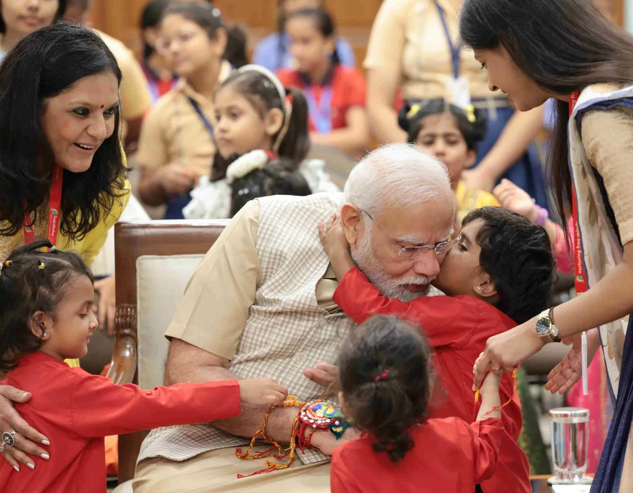 मोटरबाइक से लद्दाख जाने की अपील की है