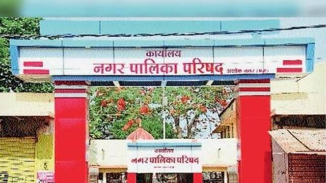 Shivpuri News बजट की कमी से जूझ रही नगर पालिका ने बकाएदारों के पोस्टर लगाए, सात दि