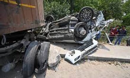 लुधियाना-दोराहा राजमार्ग पर दुर्घटना: कार ट्रक के साइड मारने से रोड रेलिंग पर चढ़ गई; चार युवा बच गए
