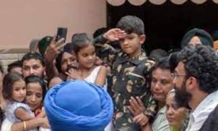 सेना की वर्दी पहन 7 साल के बेटे ने किया शहीद कर्नल मनप्रीत सिंह को सैल्यूट, रो पड़ा पूरा गांव