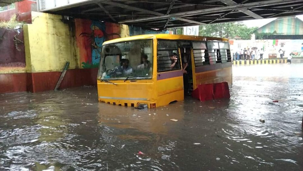 लखनऊ में लगातार बारिश से