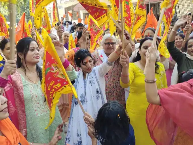 Gurugram Vijay Dham Yatra: विजयादशमी पर गुरुग्राम में निकाली गई धर्म विजय यात्रा में बहुत से लोग शामिल हुए