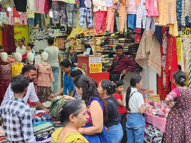 करवा चौथ को लेकर दिल्ली में सुंदर दिखने के लिए Beauty Parlor में अग्रिम बुकिंग