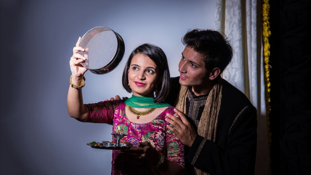 Karwa Chauth Gifts Under 2000: ये गिफ्ट 2000 रुपये से कम में मिलेंगे, पत्नी देखते ही खुश हो जाएगी