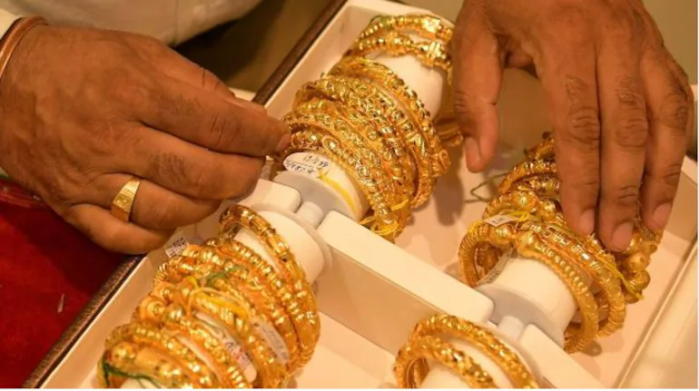 Gold Silver Price: वेडिंग सीजन से ठीक पहले सोना 61,000 के आसपास पहुंचा, और चांदी में भी 600 रुपये से अधिक की तेजी आई।