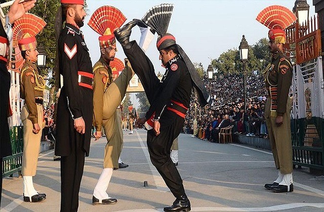 Beating Retreat Ceremony: भारत-पाक बॉर्डर पर रिट्रीट सेरेमनी का बदला समय, इससे हुआ निर्णय