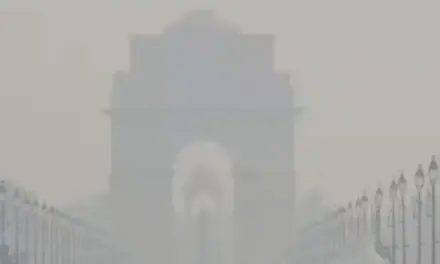 Delhi AQI: दिल्ली में गैस चेंबर बन गया, लोग जहरीली हवा में सांस लेने को मजबूर हैं, जानें आज का AQI