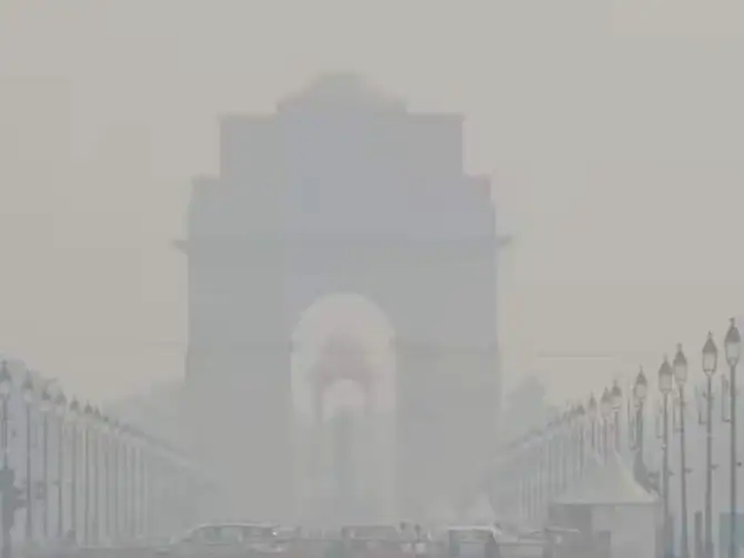 Delhi AQI: दिल्ली में गैस चेंबर बन गया, लोग जहरीली हवा में सांस लेने को मजबूर हैं, जानें आज का AQI