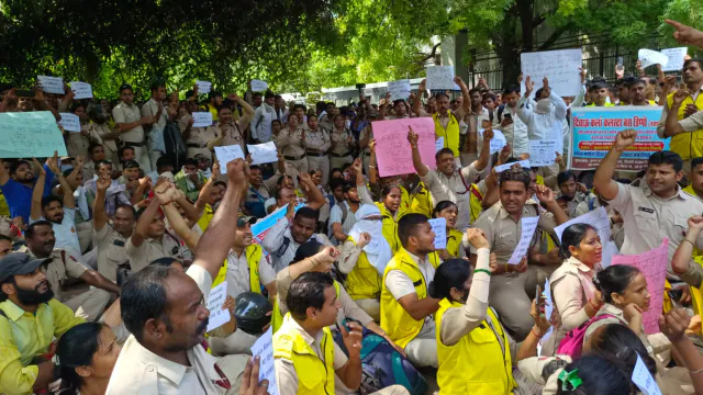 DTC Marshal Protest: 10 हजार लोगों को 6 महीने से वेतन न मिलने से परेशान DTC के धरने पर बैठकर संसद का समर्थन प्राप्त किया