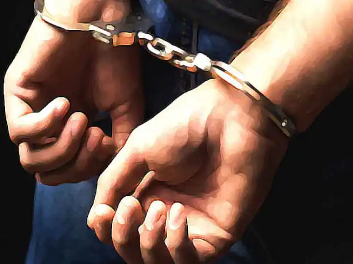 Gurugram Crime News: गुरुग्राम पुलिस ने छह आरोपियों को अवैध शराब के साथ गिरफ्तार किया, जो विभिन्न स्थानों से गिरफ्तार किए गए।